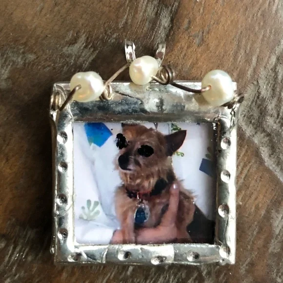 Picture frame pendant in etched silver with 3 little pearls across top - Picture 11 of 11